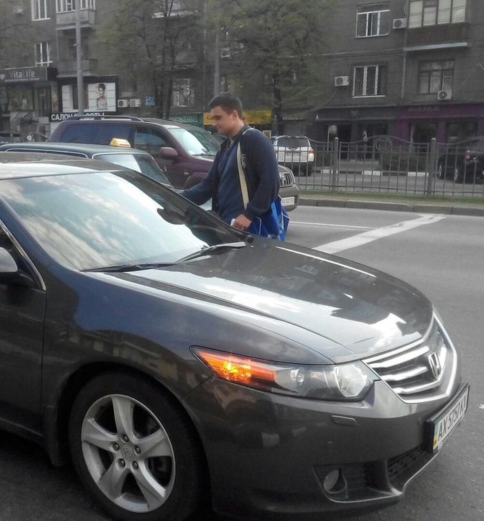 Роздача листівок по авто